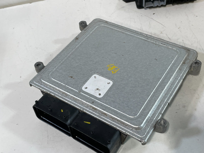 Load image into Gallery viewer, 2019-2020 HYUNDAI SANTA FE ENGINE &amp; LIFTGATE CONTROL MODULE W/ KEY FOB # 102918
