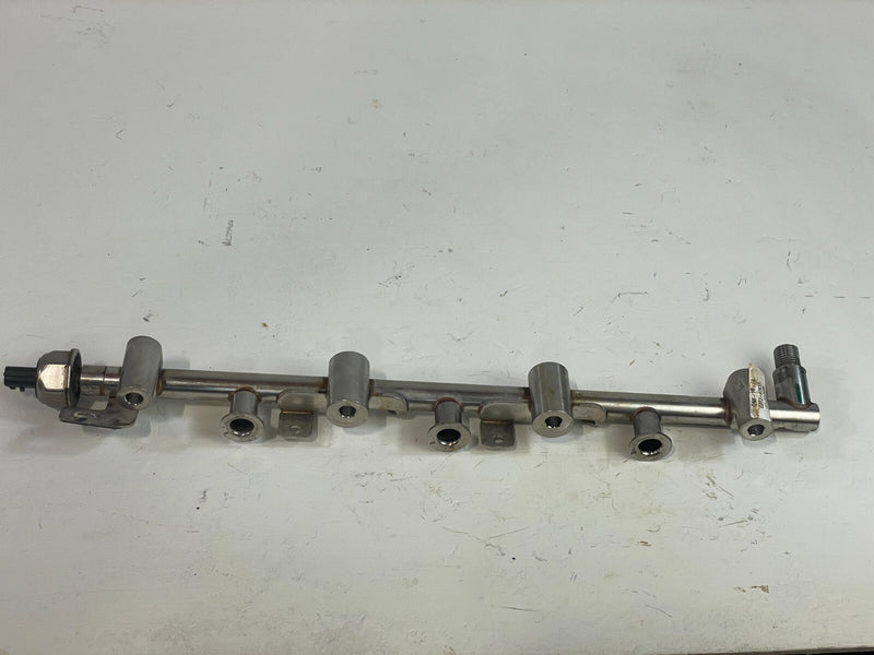 Load image into Gallery viewer, 16-20 INFINITI Q50 17-20 Q60 3.0L FRONT RIGHT ENGINE FUEL INJECTOR RAIL # 87833
