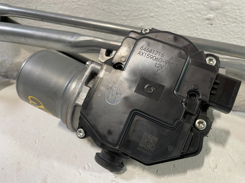Load image into Gallery viewer, 20-26 CADILLAC CT5 FRONT WINDSHIELD WIPER TRANSMISSION LINKAGE W/ MOTOR # 105021
