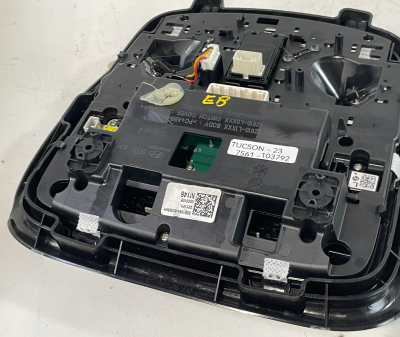 Load image into Gallery viewer, 2022-2024 HYUNDAI TUCSON INTERIOR OVERHEAD ROOF MAP DOME LAMP LIGHT # 103792
