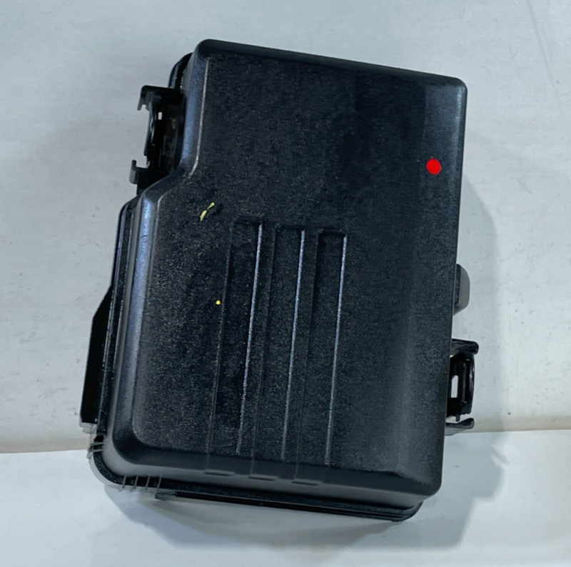Load image into Gallery viewer, 2020 - 2022 HYUNDAI PALISADE ENGINE FUSE BOX RELAY MODULE UPPER COVER # 101320
