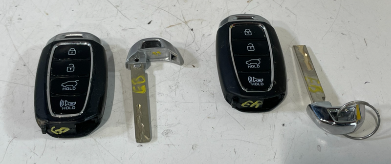 Load image into Gallery viewer, 2019-2020 HYUNDAI SANTA FE ENGINE &amp; LIFTGATE CONTROL MODULE W/ KEY FOB # 102918
