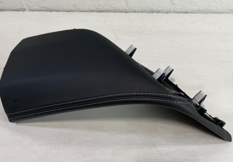 Load image into Gallery viewer, 2022-2023 GENESIS G70 FRONT RIGHT CENTRE CONSOLE SIDE TRIM PANEL COVER # 104295
