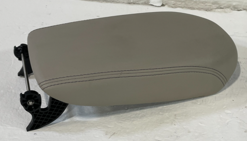 Load image into Gallery viewer, 2023-2025 HONDA HR-V EX-L CENTER CONSOLE ARM REST ARMREST LID COVER GRAY #101743
