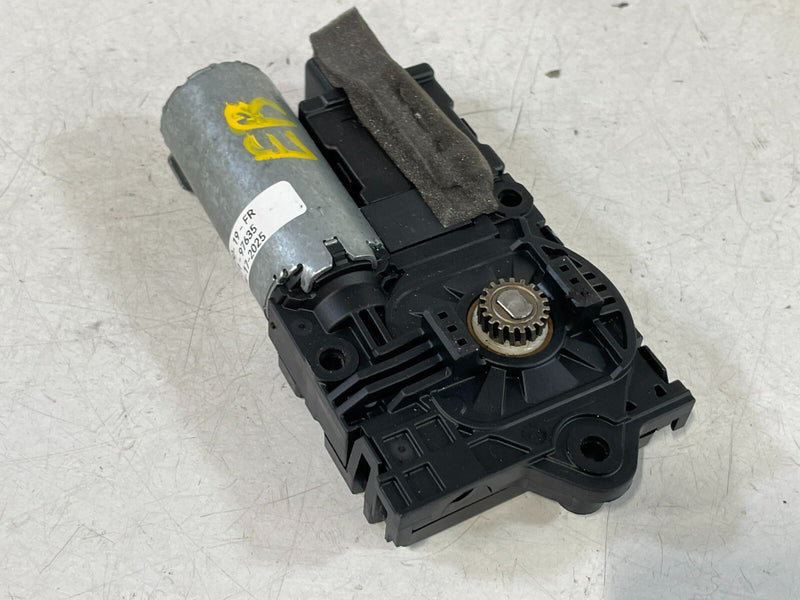 Load image into Gallery viewer, 2019 - 2025 INFINITI QX50 RIGHT SIDE SUNROOF SUN ROOF MOON ROOF MOTOR # 97635

