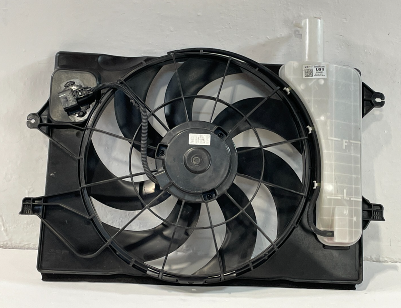 Load image into Gallery viewer, 21-23 HYUNDAI ELANTRA ENGINE RADIATOR COOLING FAN BLOWER ASSEMBLY 2.0L # 93786
