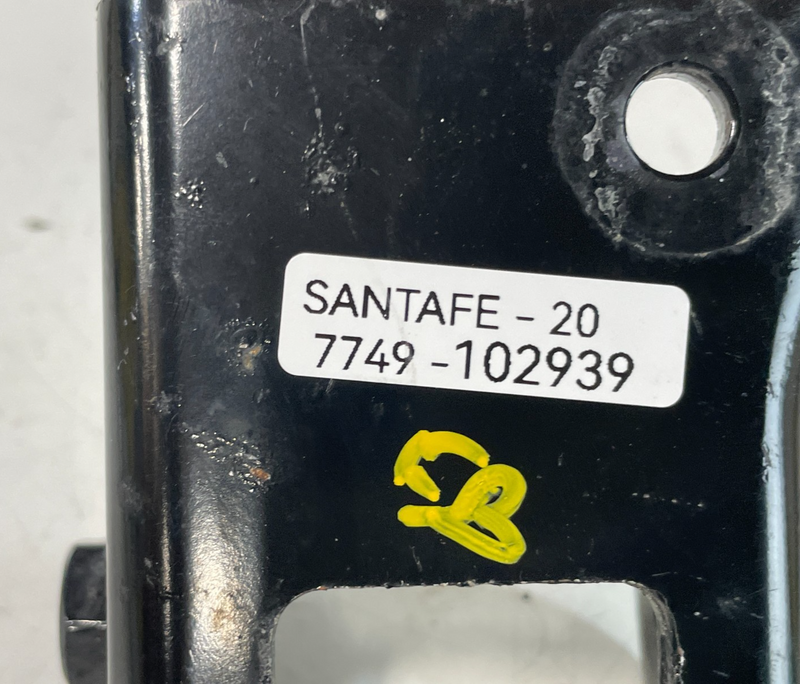 Load image into Gallery viewer, 2019-2020 HYUNDAI SANTA FE AUTOMATIC TRANSMISSION MOUNT BRACKET 2.0L # 102939
