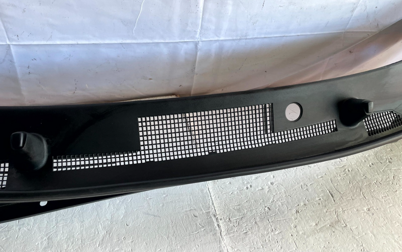 Load image into Gallery viewer, 2023-2025 KIA SPORTAGE FRONT WINDSHIELD COWL PANEL VENT GRILLE COVER # 106661
