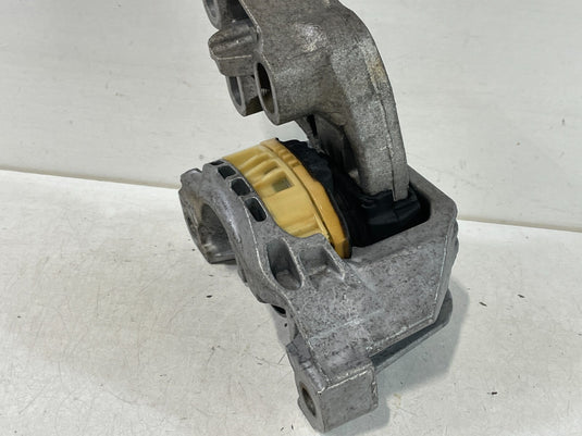 2017 - 2019 INFINITI QX30 LEFT SIDE ENGINE MOTOR MOUNT BRACKET INSULATOR