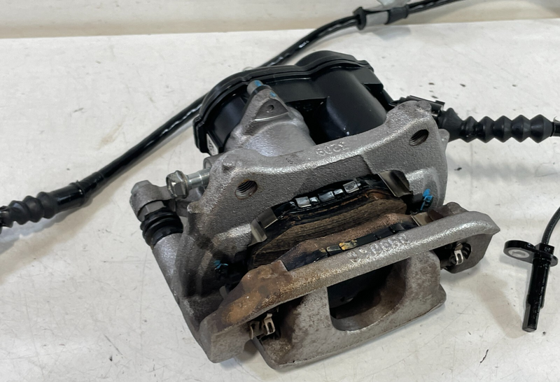 Load image into Gallery viewer, 2023-25 Honda HR-V REAR LEFT DRIVER SIDE DISC BRAKE CALIPER W/ ABS SENSOR #9 (1)
