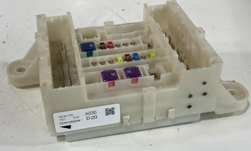Load image into Gallery viewer, 2017 - 2020 ACURA MDX REAR FUSE RELAY CABIN JUNCTION BOX 38230-TZ5-A030 # 102746
