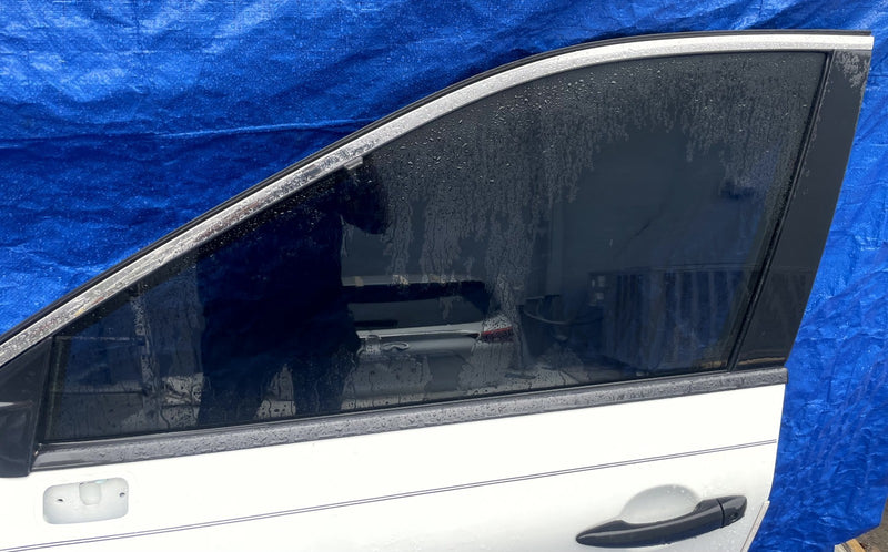 Load image into Gallery viewer, NISSAN ROGUE FRONT LEFT DRIVER SIDE DOOR ASSEMBLY WHITE (QAK) 2021-2025 # 106878
