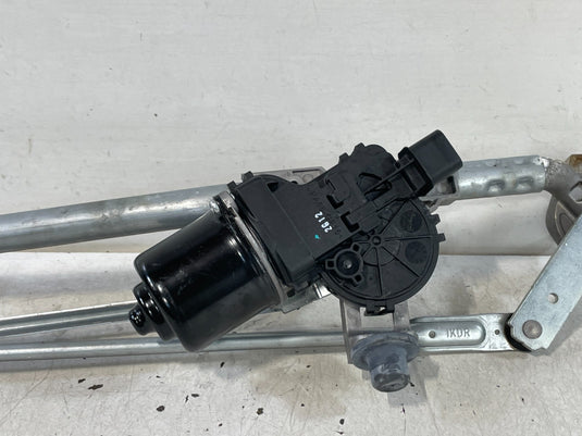 19-24 GENESIS G70 FRONT WINDSHIELD WIPER TRANSMISSION LINKAGE W/ MOTOR