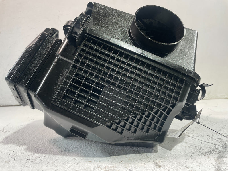 Load image into Gallery viewer, 2019-2021 GENESIS G70 ENGINE AIR INTAKE CLEANER FILTER HOUSING BOX 2.0L # 105355
