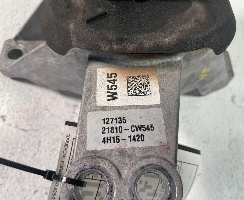 Load image into Gallery viewer, 2025 HYUNDAI TUCSON FRONT RIGHT PASSENGER SIDE ENGINE MOUNT BRACKET # 105951
