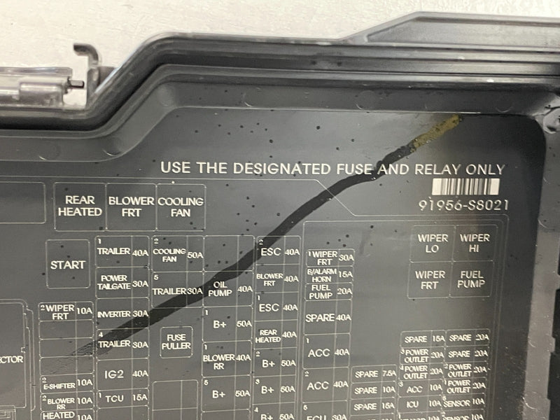 Load image into Gallery viewer, 2020 - 2022 HYUNDAI PALISADE ENGINE FUSE BOX RELAY MODULE UPPER COVER # 101320
