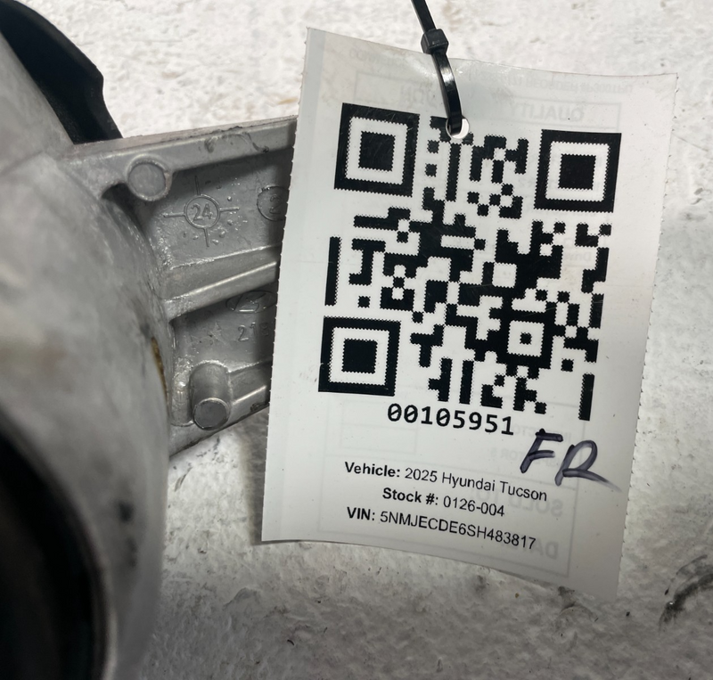 Load image into Gallery viewer, 2025 HYUNDAI TUCSON FRONT RIGHT PASSENGER SIDE ENGINE MOUNT BRACKET # 105951

