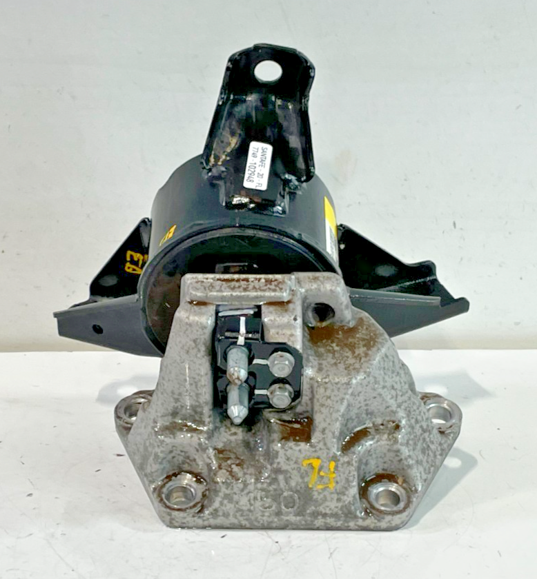 Load image into Gallery viewer, 2019-2020 HYUNDAI SANTA FE AUTOMATIC TRANSMISSION MOUNT BRACKET 2.0L # 102948
