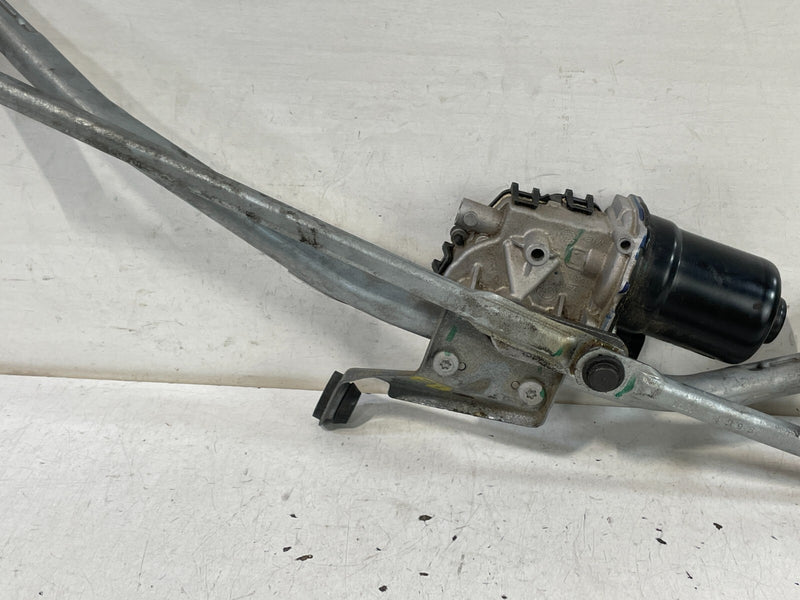 Load image into Gallery viewer, 19-24 BMW 330i 330e FRONT WINDSHIELD WIPER TRANSMISSION LINKAGE W/ MOTOR # 98489
