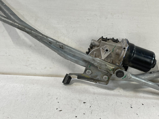 19-24 BMW 330i 330e FRONT WINDSHIELD WIPER TRANSMISSION LINKAGE W/ MOTOR