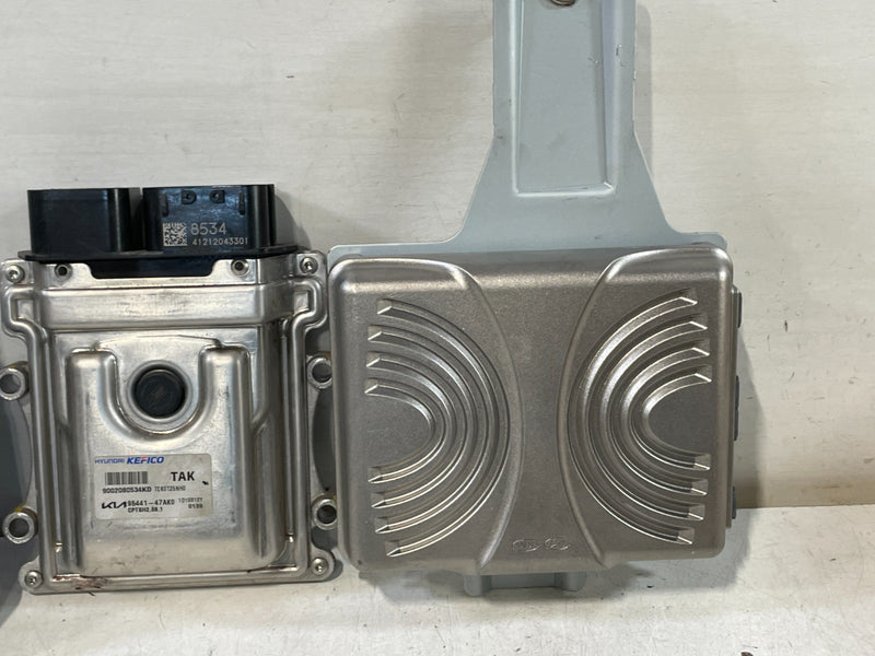 Load image into Gallery viewer, KIA STINGER GT-LINE ENGINE &amp; TRANS CONTROL MODULE &amp; AUDIO AMP W/ KEY FOB #99622
