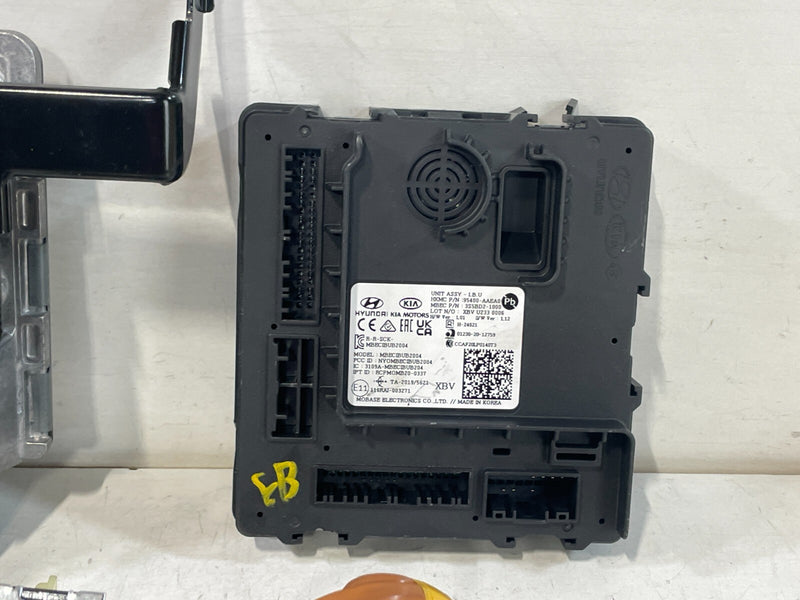 Load image into Gallery viewer, 21-23 HYUNDAI ELANTRA SE ENGINE &amp; BODY CONTROL MODULE ECM BCM W/ KEY FOB # 93707
