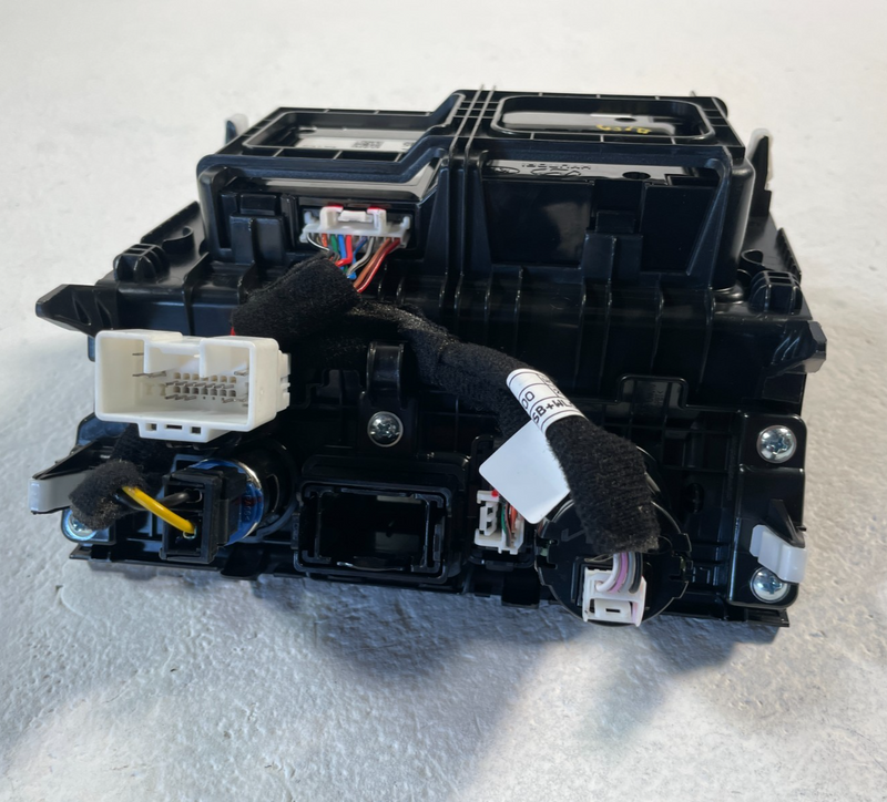 Load image into Gallery viewer, 2023- 2025 KIA SPORTAGE WIRELESS CHARGING PAD ASSEMBLY 95560-P1000 2.5L # 106601
