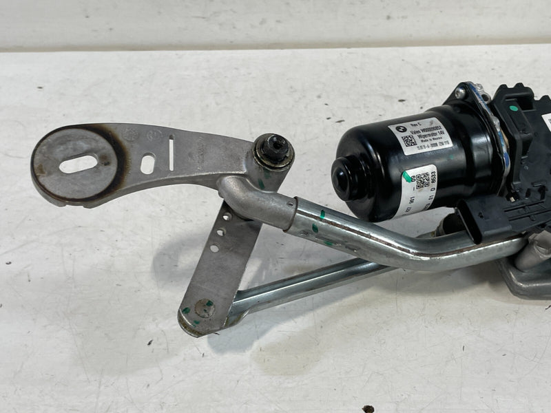 Load image into Gallery viewer, 19-24 BMW 330i 330e FRONT WINDSHIELD WIPER TRANSMISSION LINKAGE W/ MOTOR # 98489
