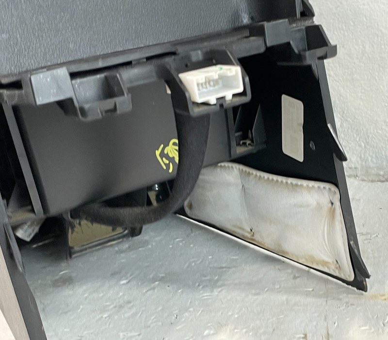 Load image into Gallery viewer, HYUNDAI SANTA FE REAR CENTER CONSOLE AIR VENT GRILLE COVER PANEL ASSEMBLY 103000
