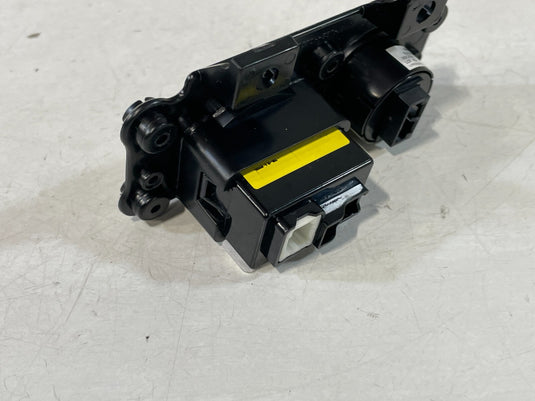 22-23 GENESIS G70 USB PORT & WIRELESS CHARGING INDICATOR CONTROL SWITCH
