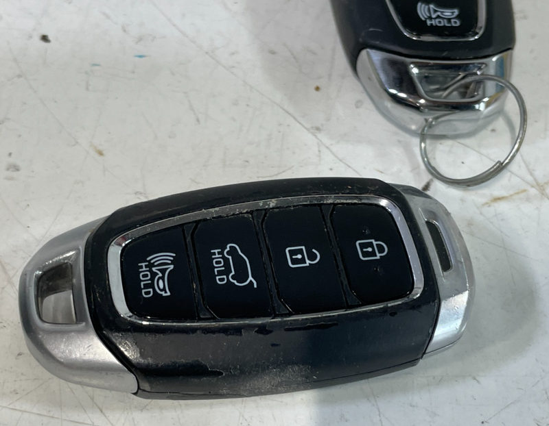 Load image into Gallery viewer, 2019-2020 HYUNDAI SANTA FE ENGINE &amp; LIFTGATE CONTROL MODULE W/ KEY FOB # 102918
