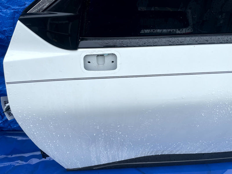 Load image into Gallery viewer, NISSAN ROGUE FRONT LEFT DRIVER SIDE DOOR ASSEMBLY WHITE (QAK) 2021-2025 # 106878
