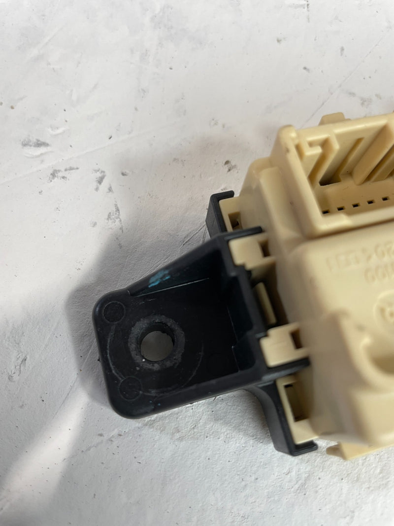 Load image into Gallery viewer, 2021-2023 HYUNDAI SANTA FE CANBIN FUSE RELAY JUNCTION BOX BLOCK MODULE # 104420
