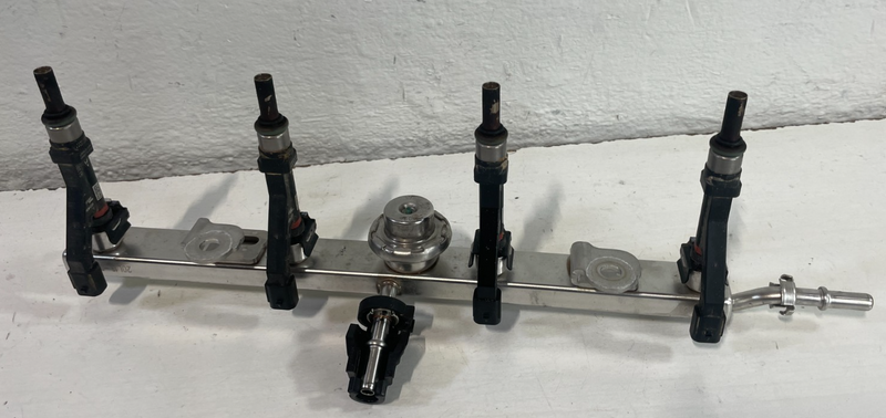 Load image into Gallery viewer, 22-25 HYUNDAI TUCSON SANTA FE ENGINE FUEL INJECTION RAIL W/ 4 INJECTORS # 105054
