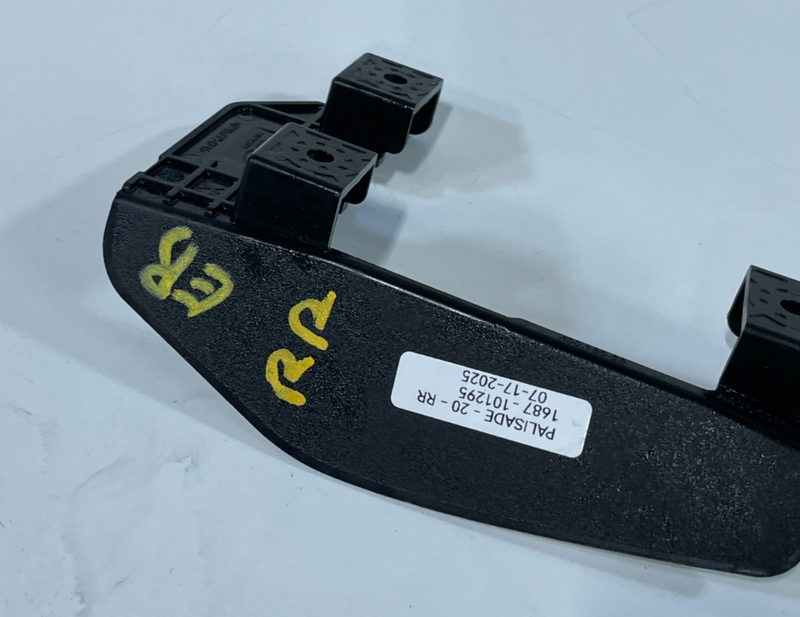 Load image into Gallery viewer, 20-22 HYUNDAI PALISADE REAR RIGHT BLIND SPOT RADAR SENSOR MODULE BRACKET #101295
