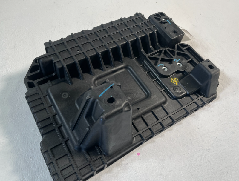 Load image into Gallery viewer, 2023 - 2025 KIA SPORTAGE BATTERY TRAY MOUNT BRACKET 37150-DW000 2.5L # 106586
