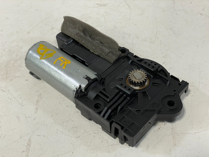 Load image into Gallery viewer, 2019 - 2020 INFINITI QX50 RIGHT SIDE SUNROOF SUN ROOF MOON ROOF MOTOR # 81126
