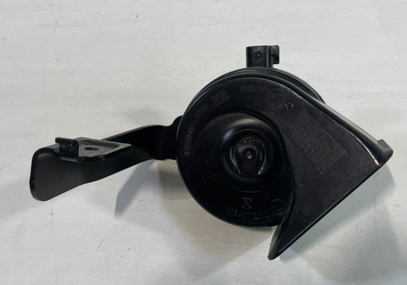 Load image into Gallery viewer, 20-26 CADILLAC CT5 CT4 FRONT RIGHT LOW NOTE TONE HORN SIGNAL W/ BRACKET #104949
