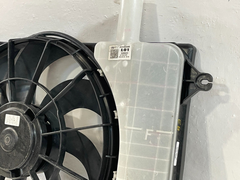 Load image into Gallery viewer, 21-23 HYUNDAI ELANTRA ENGINE RADIATOR COOLING FAN BLOWER ASSEMBLY 2.0L # 93786
