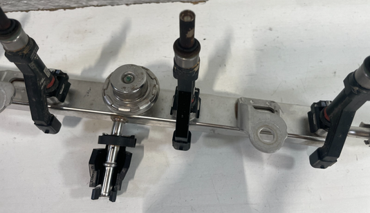 22-25 HYUNDAI TUCSON SANTA FE ENGINE FUEL INJECTION RAIL W/ 4 INJECTORS