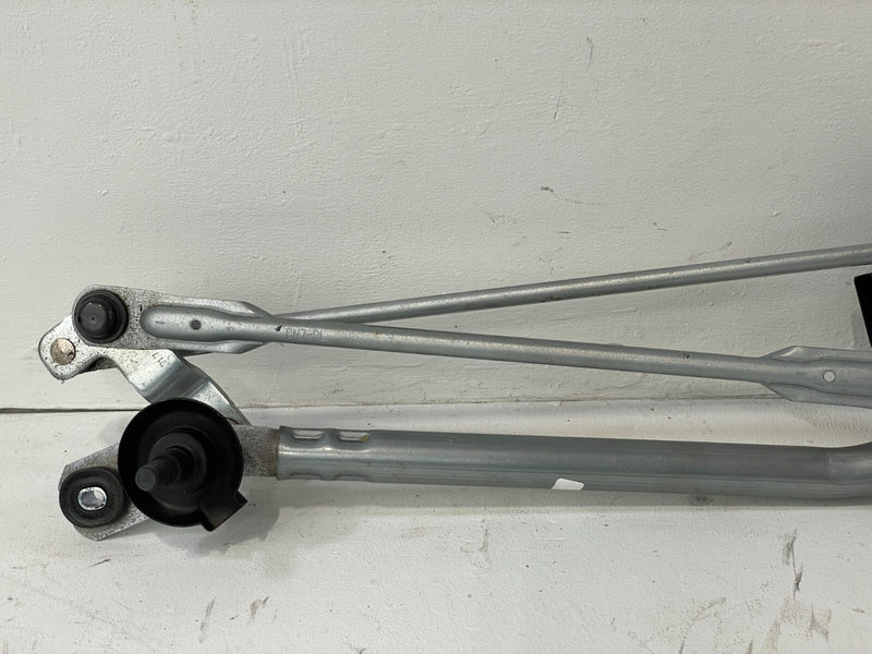 Load image into Gallery viewer, ⭐2021-2023 HYUNDAI ELANTRA FRONT WINDSHIELD WIPER TRANSMISSION LINKAGE W/ MOTOR⭐
