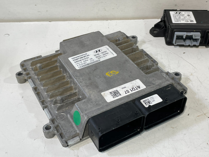 Load image into Gallery viewer, 2019-2020 HYUNDAI SANTA FE ENGINE &amp; LIFTGATE CONTROL MODULE W/ KEY FOB # 102918
