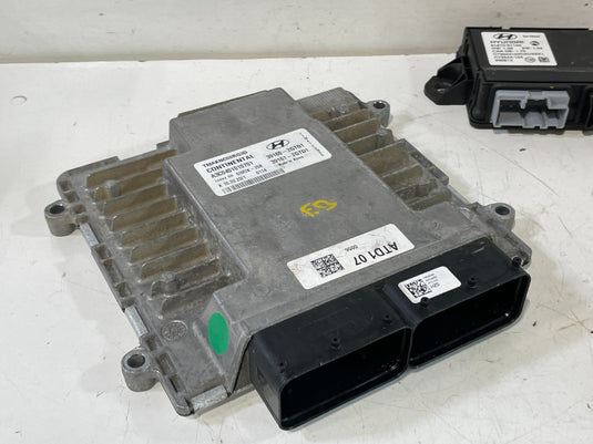 2019-2020 HYUNDAI SANTA FE ENGINE & LIFTGATE CONTROL MODULE W/ KEY FOB
