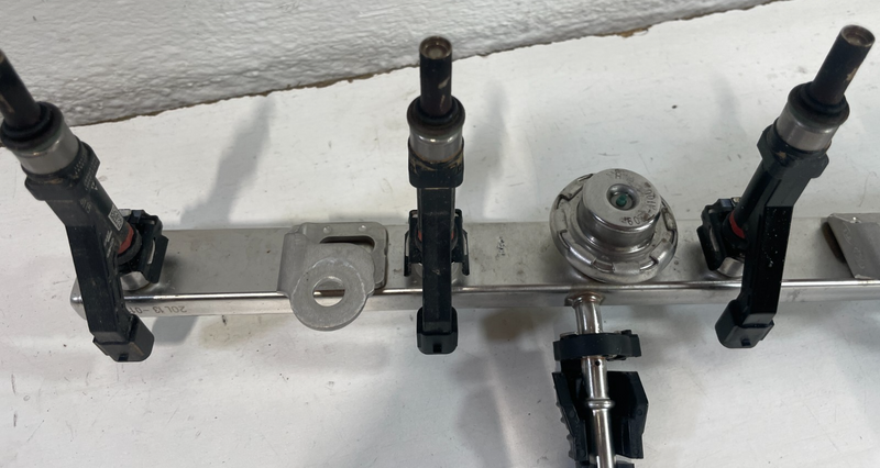 Load image into Gallery viewer, 22-25 HYUNDAI TUCSON SANTA FE ENGINE FUEL INJECTION RAIL W/ 4 INJECTORS # 105054
