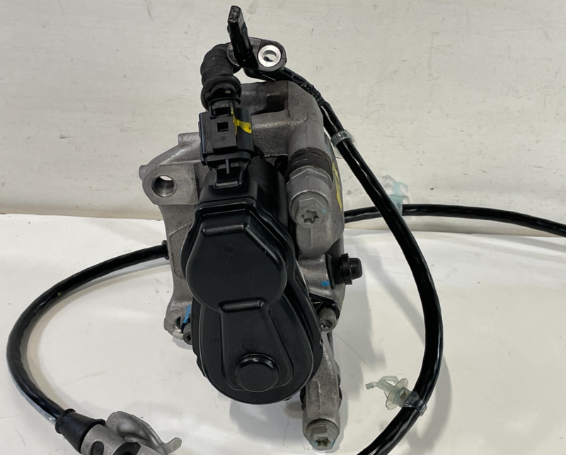 Load image into Gallery viewer, 23-26 HONDA HR-V REAR RIGHT PASSENGER DISC BRAKE CALIPER W/ ABS SENSOR # 101730
