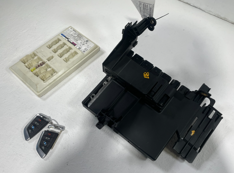 Load image into Gallery viewer, 2021 - 2025 BMW G82 M4 M3 M2 X3 ENGINE &amp; BODY CONTROL MODULE W/ KEY FOB # 105647
