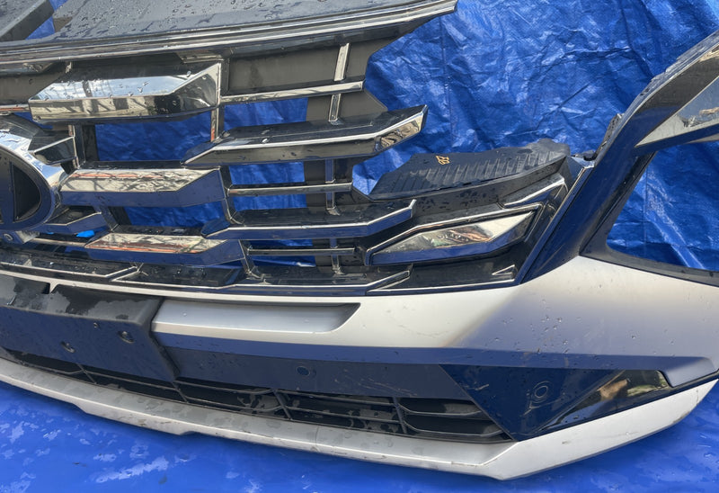 Load image into Gallery viewer, 2025 HYUNDAI TUCSON LIMITED FRONT BUMPER ASSY W/ PARK SENSOR BLACK (S3B) #105996
