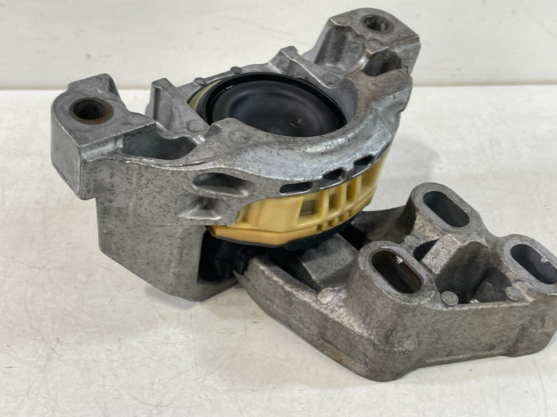 Load image into Gallery viewer, 2017 - 2019 INFINITI QX30 LEFT SIDE ENGINE MOTOR MOUNT BRACKET INSULATOR # 95343
