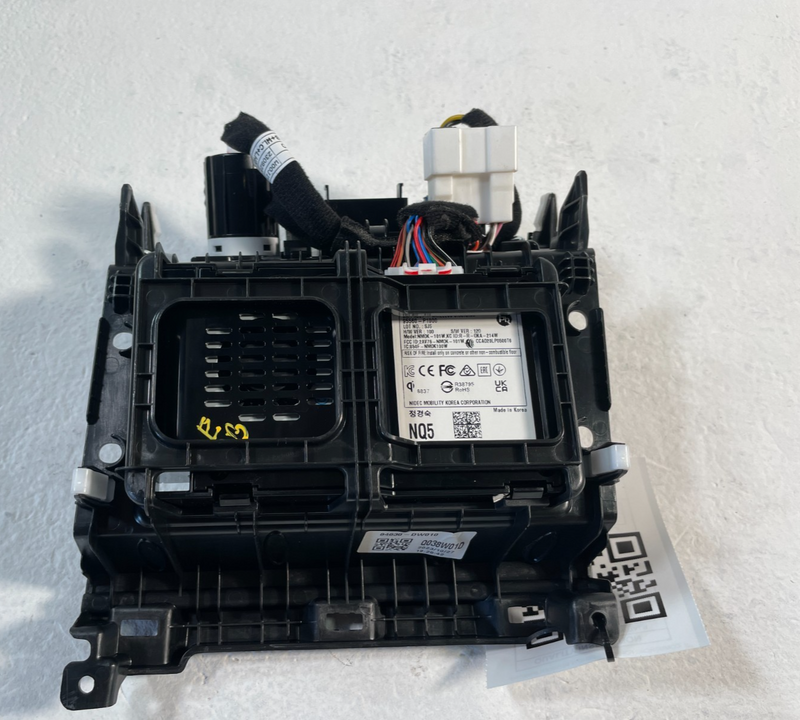 Load image into Gallery viewer, 2023- 2025 KIA SPORTAGE WIRELESS CHARGING PAD ASSEMBLY 95560-P1000 2.5L # 106601
