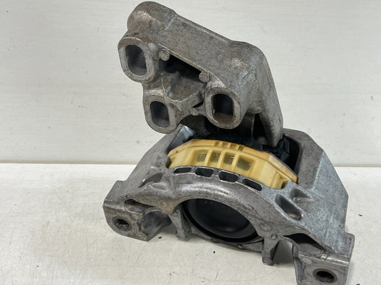 2017 - 2019 INFINITI QX30 LEFT SIDE ENGINE MOTOR MOUNT BRACKET INSULATOR